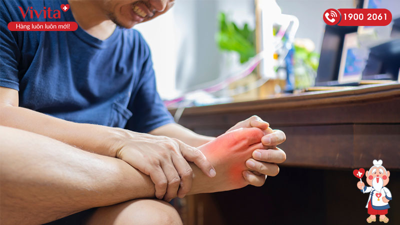 Bệnh Gout thường có triệu chứng đau nhức xương khớp tay, chân nên dễ bị nhầm với bệnh về xương khớp