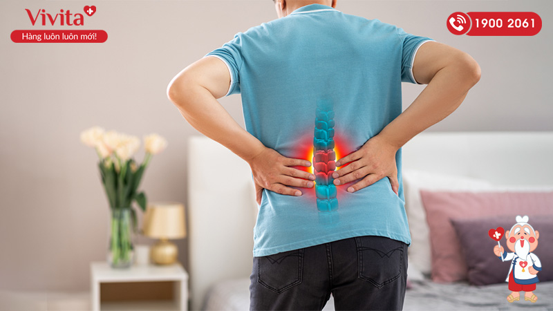 Các triệu chứng phổ biến của thoái hoá cột sống thắt lưng là cứng khớp và các cơn đau nhẹ
