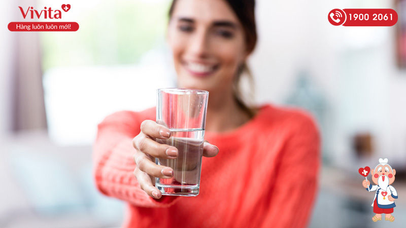 Uống nhiều nước sẽ giúp cơ thể loại bỏ các chất thừa cũng như độc tố bên trong cơ thể