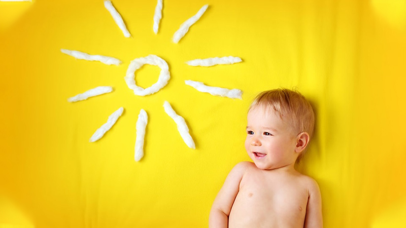 bổ sung vitamin d cho trẻ bằng cách tắm nắng 