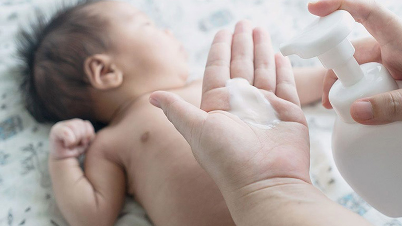 Lựa chọn những sản phẩm dưỡng ẩm da lành tính cho trẻ sơ sinh và trẻ nhỏ