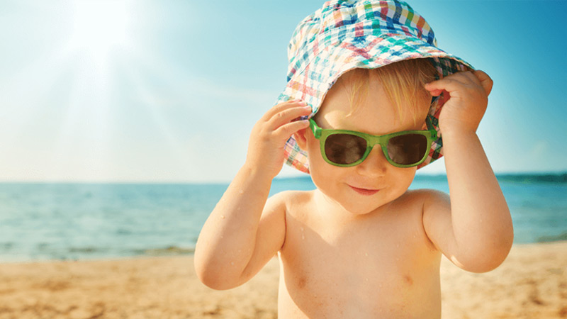 tiếp xúc ánh nắng mặt trời giúp tổng hợp vitamin d cho bé