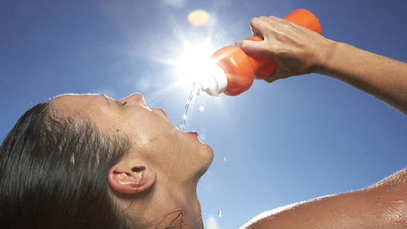 Uống đủ nước trong mùa hè
