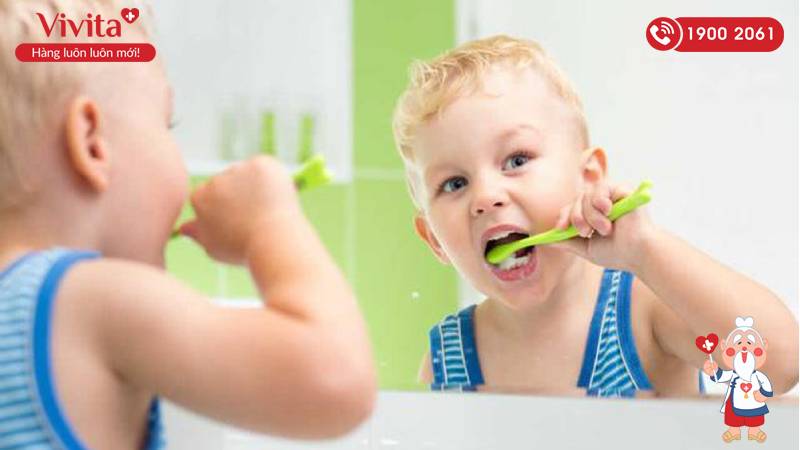 Vệ sinh răng miệng sạch sẽ cho trẻ là cách điều trị bệnh tay chân miệng cấp độ 1 hiệu quả