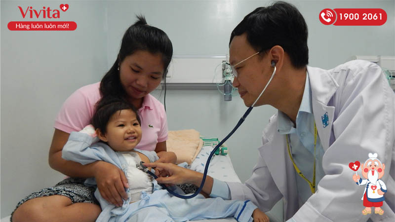 ThS.BS Cao Đằng Khang đang thăm khám cho một bệnh nhi sau ca mổ