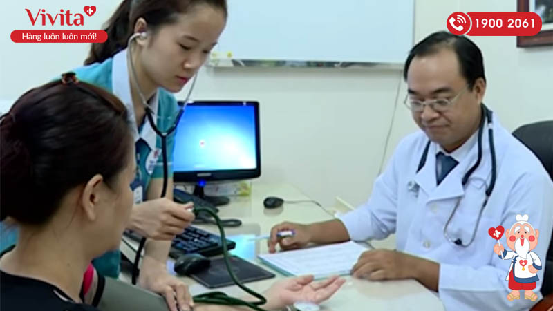 ThS.BS Trương Phi Hùng khám và tư vấn cho bệnh nhân