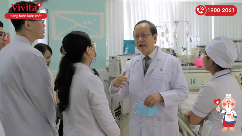 PGS.TS.BS Phạm Nguyễn Vinh đang trao đổi với ekip Hồi sức tích cực - Chống độc