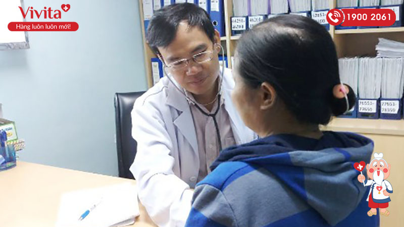 Bác sĩ Nguyễn Như Vinh khám bệnh cho bệnh nhân
