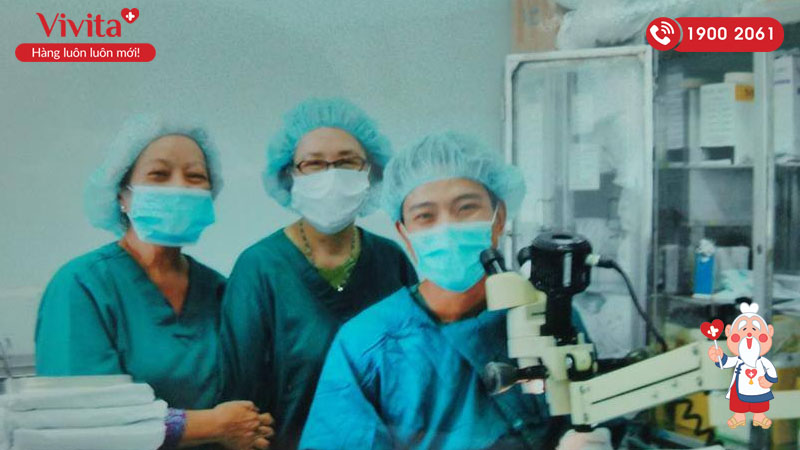 BS.CK2 Lê Hồng Hà cùng các đồng nghiệp tại bệnh viện Trưng Vương