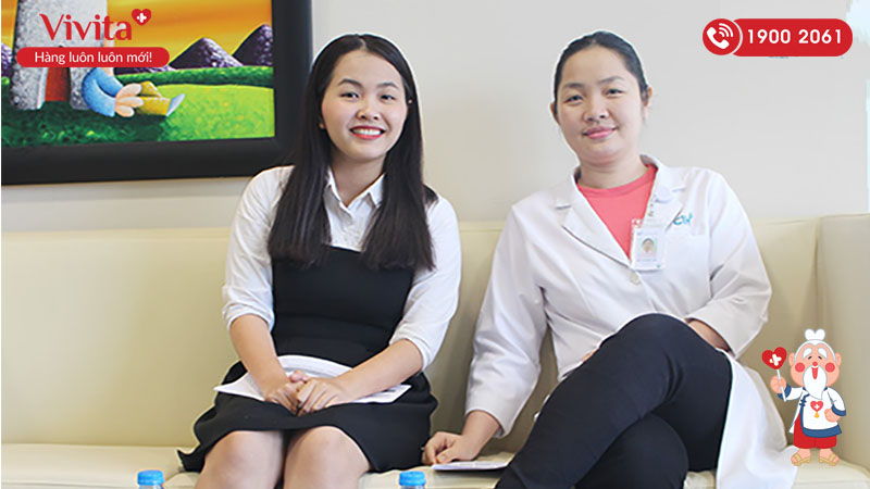 Bác sĩ Mai Thị Hương Thảo trong một buổi chia sẻ cách giữ đôi mắt khỏe đẹp cho trẻ em