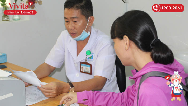 Bác sĩ ở Bệnh viện Ung Bướu Thành phố Hồ Chí Minh ân cần khám bệnh cho bệnh nhân