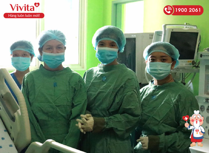 Bác sĩ Hạnh Duyên và đội ngũ y bác sĩ tại khoa Hồi sức tích cực Bệnh viện Đại học Y Dược TP.HCM