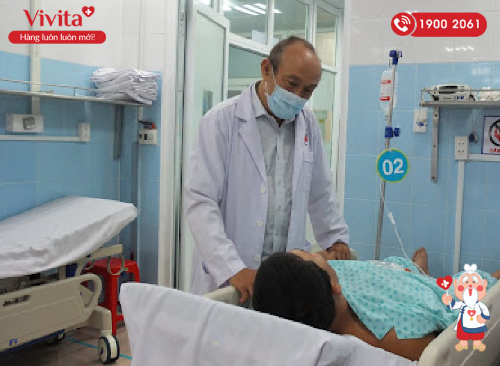 Bác sĩ Vũ Lê Chuyên tận tình chăm sóc bệnh nhân