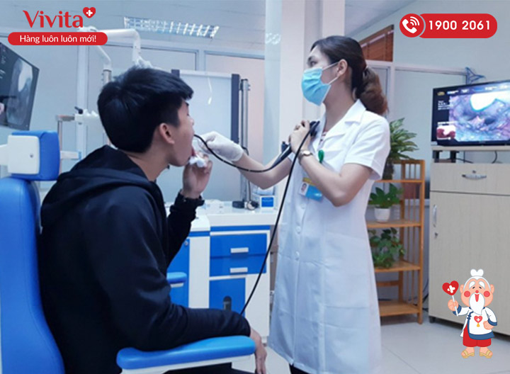 PGS.TS.BS Lâm Huyền Trân thăm khám cho bệnh nhân
