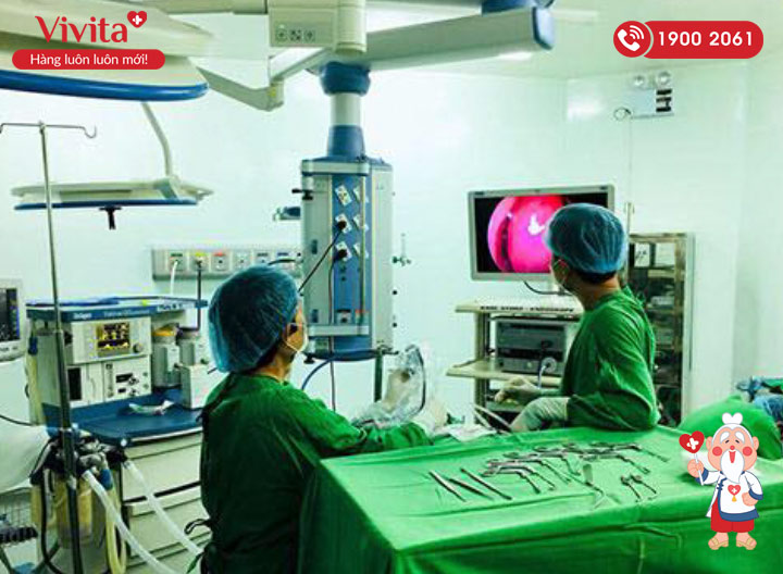 TS.BS Nguyễn Hữu Dũng đang trong phòng phẫu thuật