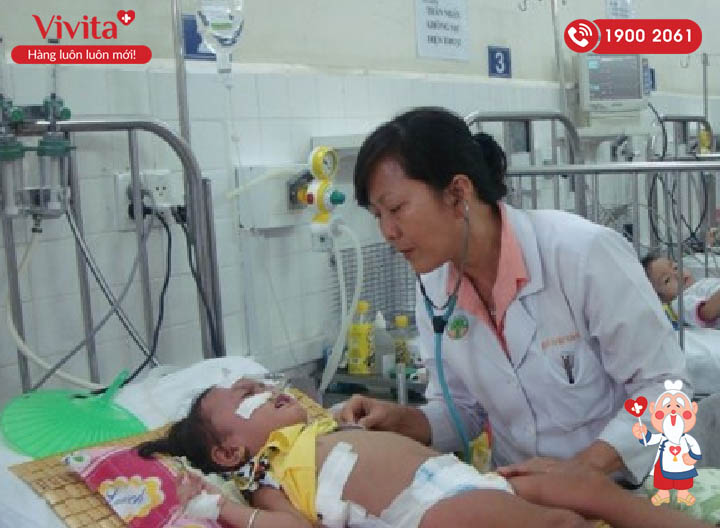 ThS.BS Trần Thị Thu Loan ân cần chăm sóc bệnh nhi