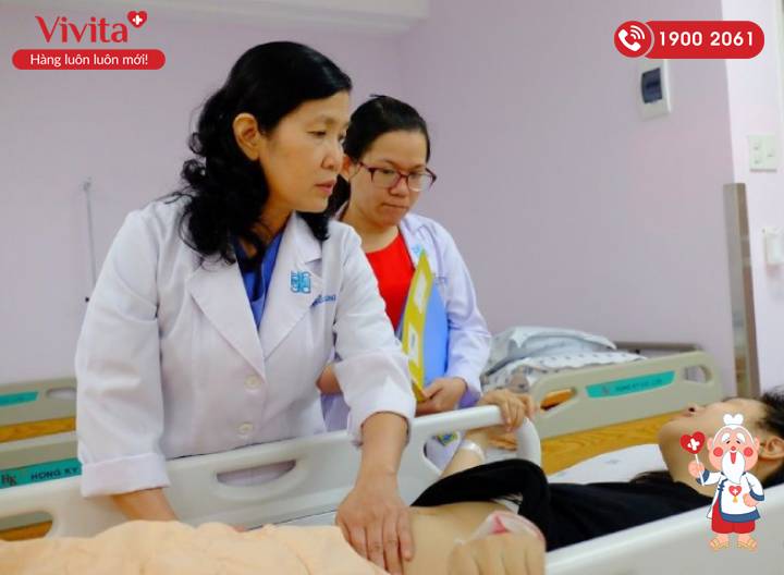Bác sĩ Lê Thị Kiều Dung thăm khám sản phụ