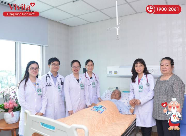 Bác sĩ Ngọc (đứng cạnh người nhà bệnh nhân) cùng các bác sĩ trong khoa đang thăm khám bệnh nhân