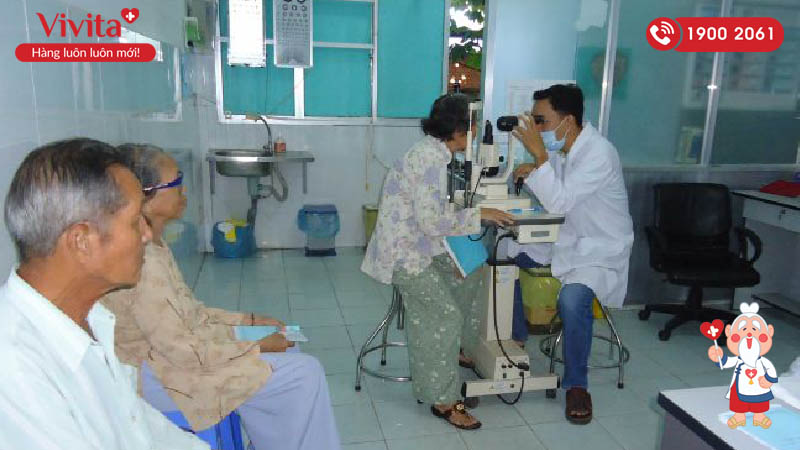 Các bác sĩ tại Bệnh viện Huyện Nhà Bè luôn nhiệt tình và ân cần thăm khám cho bệnh nhân