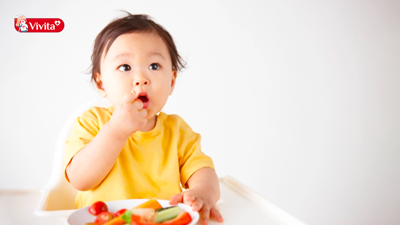 Nhỏ vào thức ăn cho bé là cách dùng vitamin D3K2 MK7 khá dễ dàng, tiện lợi mà bé không biết, không cần thúc ép và giúp bé thoải mái hơn trong việc uống vitamin