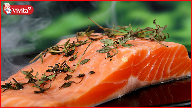 Cá hồi là thực phẩm chứa nhiều vitamin D