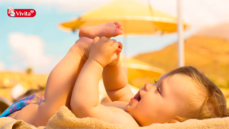 Trẻ 2 tuổi có cần bổ sung vitamin D3 qua hình thức tắm nắng hay không, nhiều bậc phụ huynh vẫn lo ngại tia cực tím sẽ làm hư hại đến da và mắt của bé. Tuy nhiên, nếu tắm nắng đúng cách, thì chắc chắn đây sẽ là cách dễ thực hiện và tối ưu nhất.