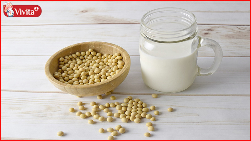Uống sữa đậu nành để bổ sung vitamin D và dưỡng chất