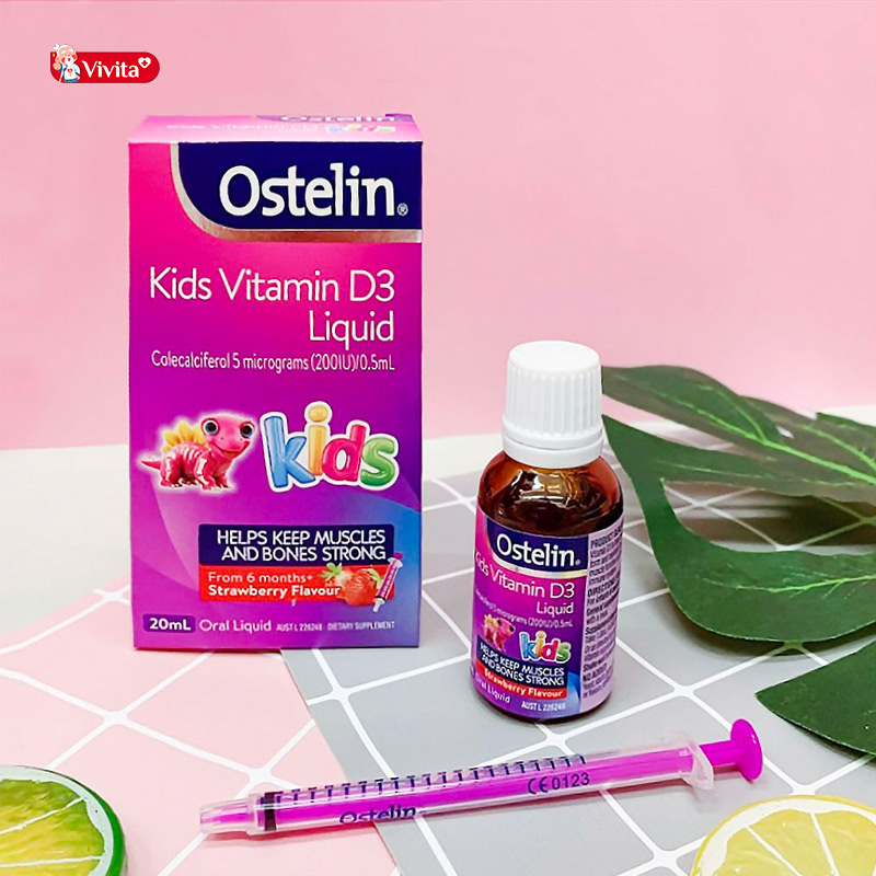 Vitamin D3 Ostelin Kid thuộc thương hiệu Ostelin nổi tiếng, được nhập khẩu chính ngạch từ Úc. Đây là dòng sản phẩm bào chế thành dạng nước thế hệ mới, dễ sử dụng cho bé hơn các loại viên hoặc ngậm thông thường