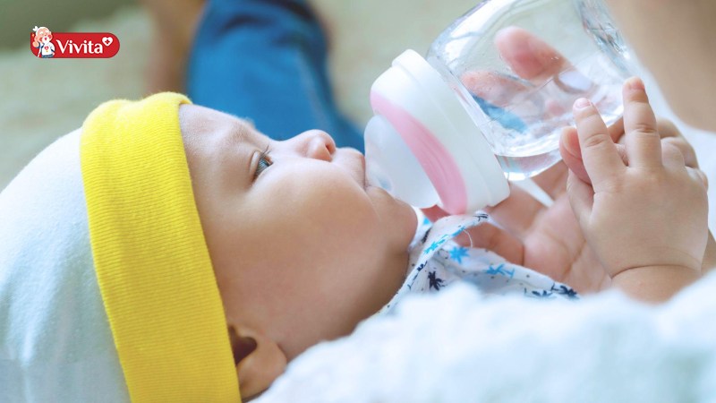 Trẻ sơ sinh nhận vitamin từ sữa 