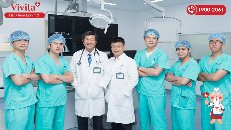Bác sĩ Huỳnh Ngọc Long (thứ 3 từ trái sang) cùng ê kíp