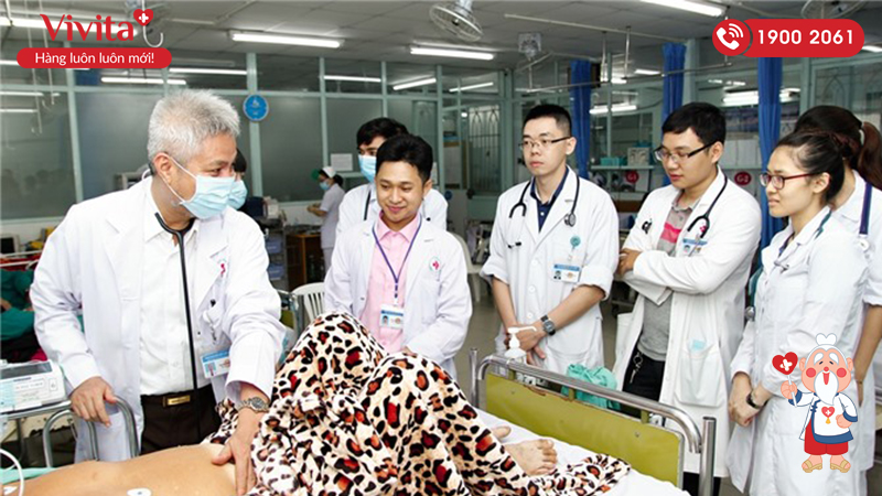 Bác sĩ Nguyễn Thanh Hiền và các bác sĩ khoa TIm mạch