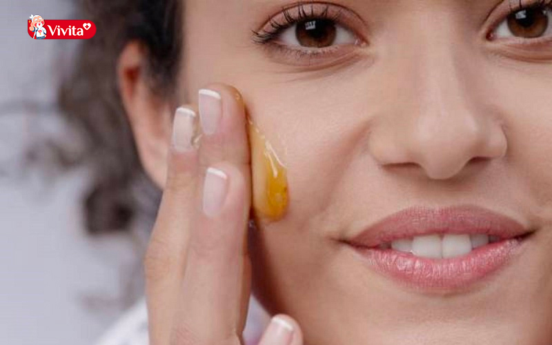 tuyệt đối không nên bôi vitamin E lên da mặt để qua đêm với các làn da dầu và mụn. Việc gây bít tắc các lỗ chân lông, khiến da xuất hiện nhiều mụn trứng cá hơn.