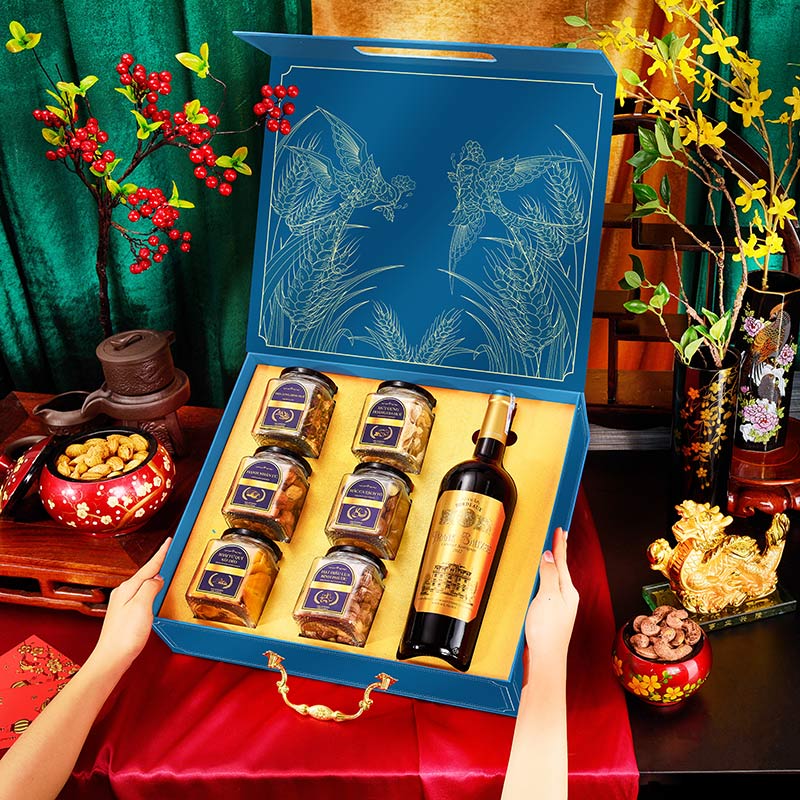 Kích thước hộp quà Tết Xuân Khởi là 40 x 34 x 10cm, bên trong bao gồm các món đặc sản cao cấp, được lựa chọn kỹ lưỡng từ trong và ngoài nước