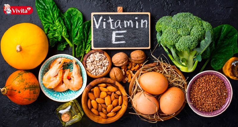 Vitamin E là vitamin thứ 2 trong nhóm các loại vitamin tan trong dầu. Vitamin E có nhiều trong các loại rau củ có màu xanh đậm, đậu đỗ nảy mầm, hạt ngũ cốc