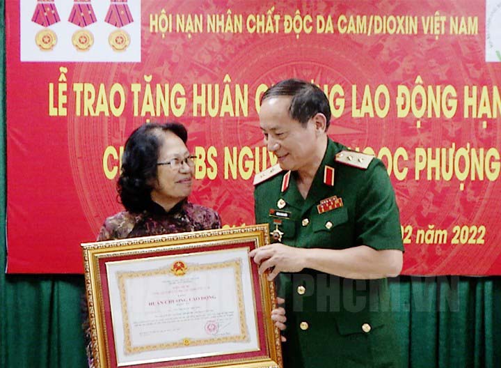 GS.TS.BS Nguyễn Thị Ngọc Phượng đón nhận danh hiệu Huy chương lao động Hạng Ba
