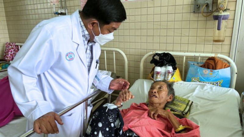 Bác sĩ Tuấn đang thăm khám cho bệnh nhân