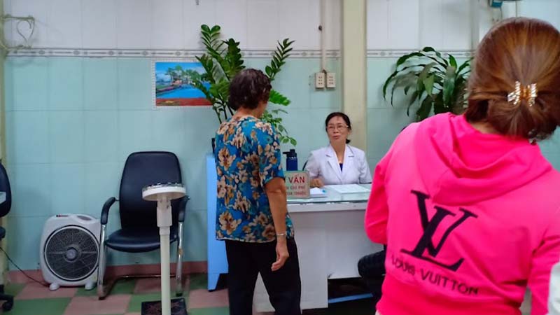 Bác sĩ Hà Thị Sương đang thăm khám cho người bệnh