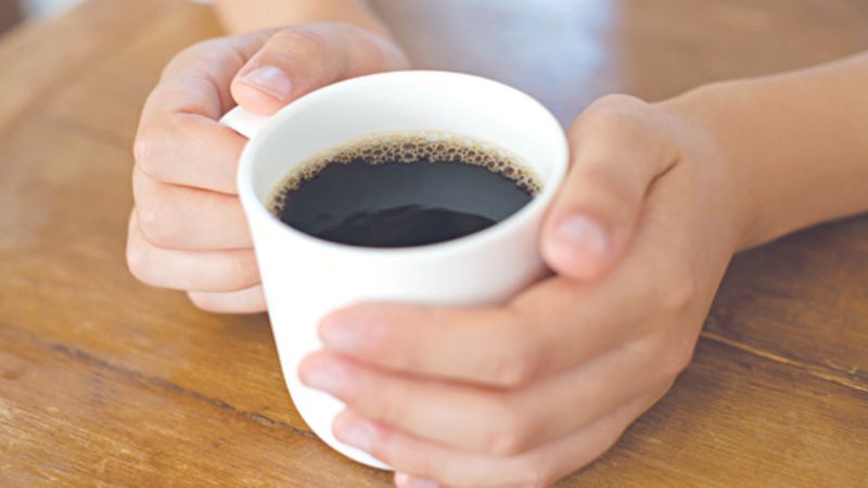 Hạn chế uống cà phê, trà đậm để ngăn ngừa tăng huyết áp