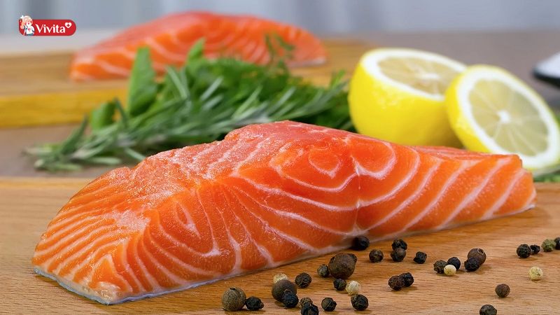 Cá hồi chứa lượng lớn omega-3 có lợi cho sức khỏe xương khớp