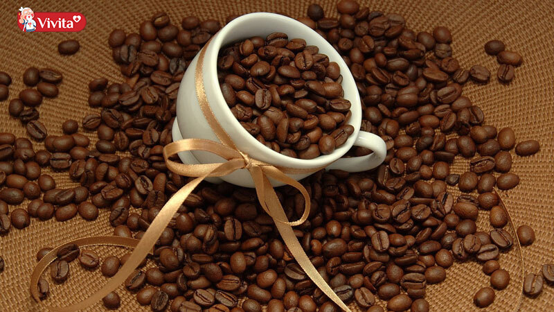 Các loại thức uống có chứa cafein giúp làm tăng chỉ số huyết áp. Một số loại đồ uống quen thuộc như trà, cà phê, chocolate,... 