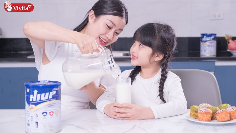 Cho trẻ uống sữa HIUP trong các bữa phụ.