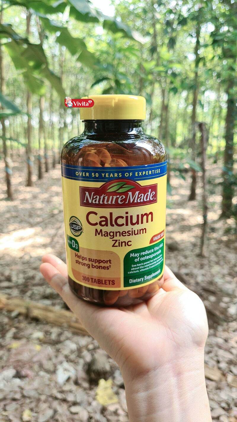 Viên uống Nature Made Calcium 500mg and Vitamin D3 được nhập khẩu trực tiếp từ Mỹ. 