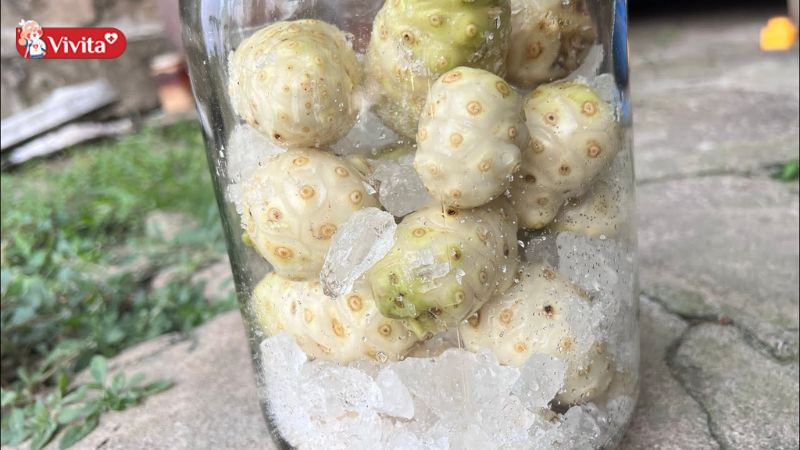 Cách làm trái nhàu ngâm đường khá đơn giản