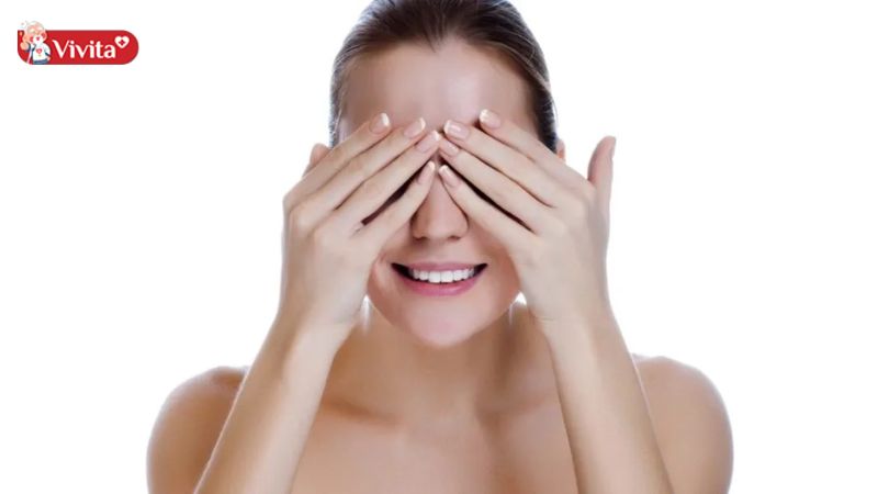 Chườm nóng mắt bằng lòng bàn tay để lưu thông khí huyết