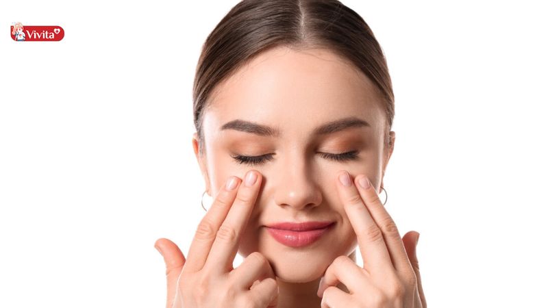 dùng tay massage mắt giúp cải thiện thị lực