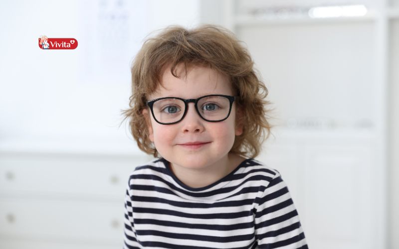 Các dấu hiệu trẻ bị loạn thị