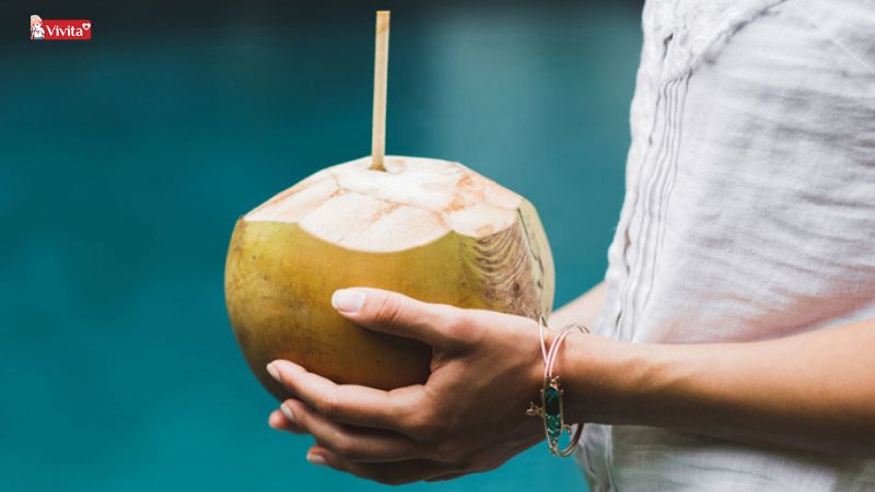 uống nước dừa nhiều còn gây tiểu đêm, mất ngủ