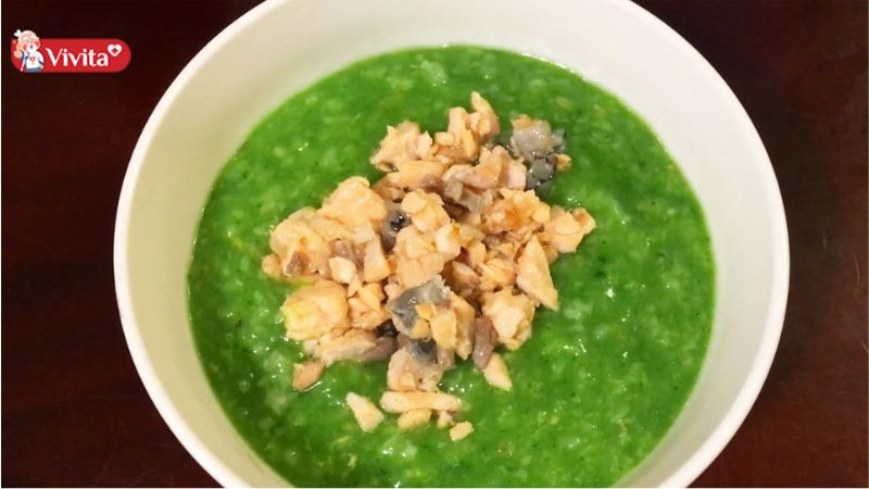 Bổ sung nhiều dưỡng chất cho bé với cháo cá trắng cùng cải bó xôi