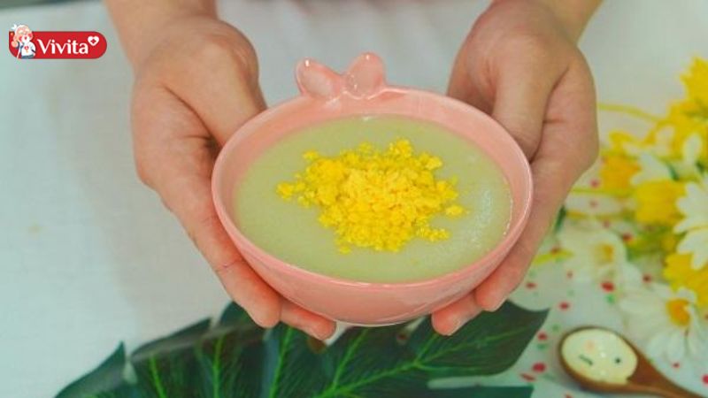Cháo trứng cùng rau củ cũng là món ăn dặm thích hợp cho bé 7 tháng
