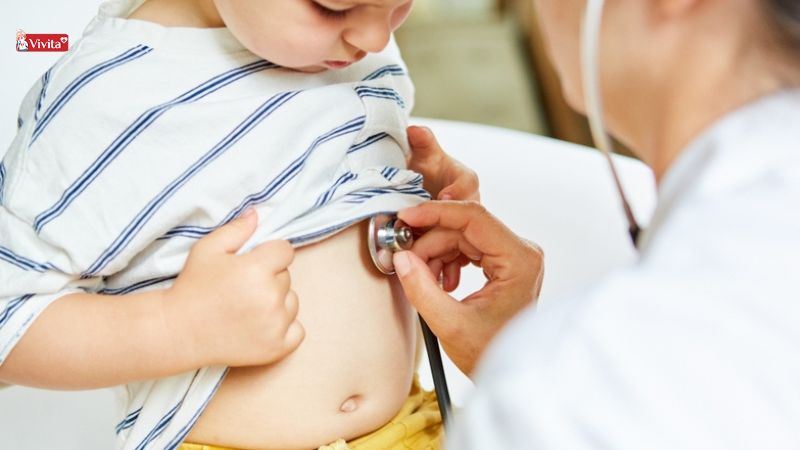 trẻ táo bón cần thăm khám bác sĩ
